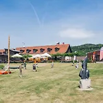 Курортный комплекс Malevil Яблонне-в-Подьештеди